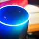 Ilustración para el artículo titulado La policía allana una casa vacía en Alemania después de que Alexa, el asistente virtual, montara una fiesta por sí sola